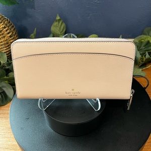 Kate Spade Nude Full Zip-Around Wallet
EUC, no signs of use